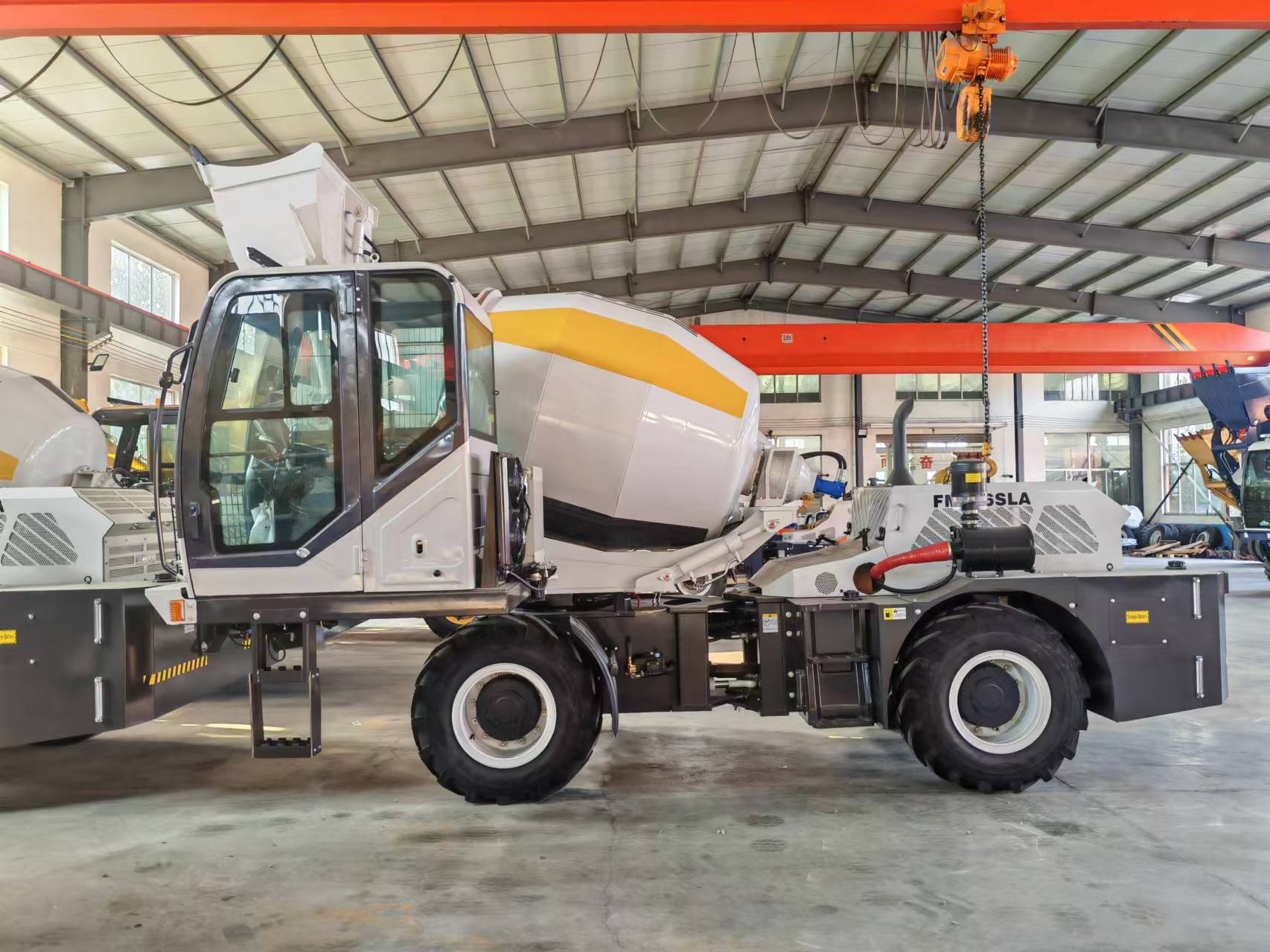 2.6m³ Self Loading Concrete Mi - огляд і ціна Heavy Equipment Mixer