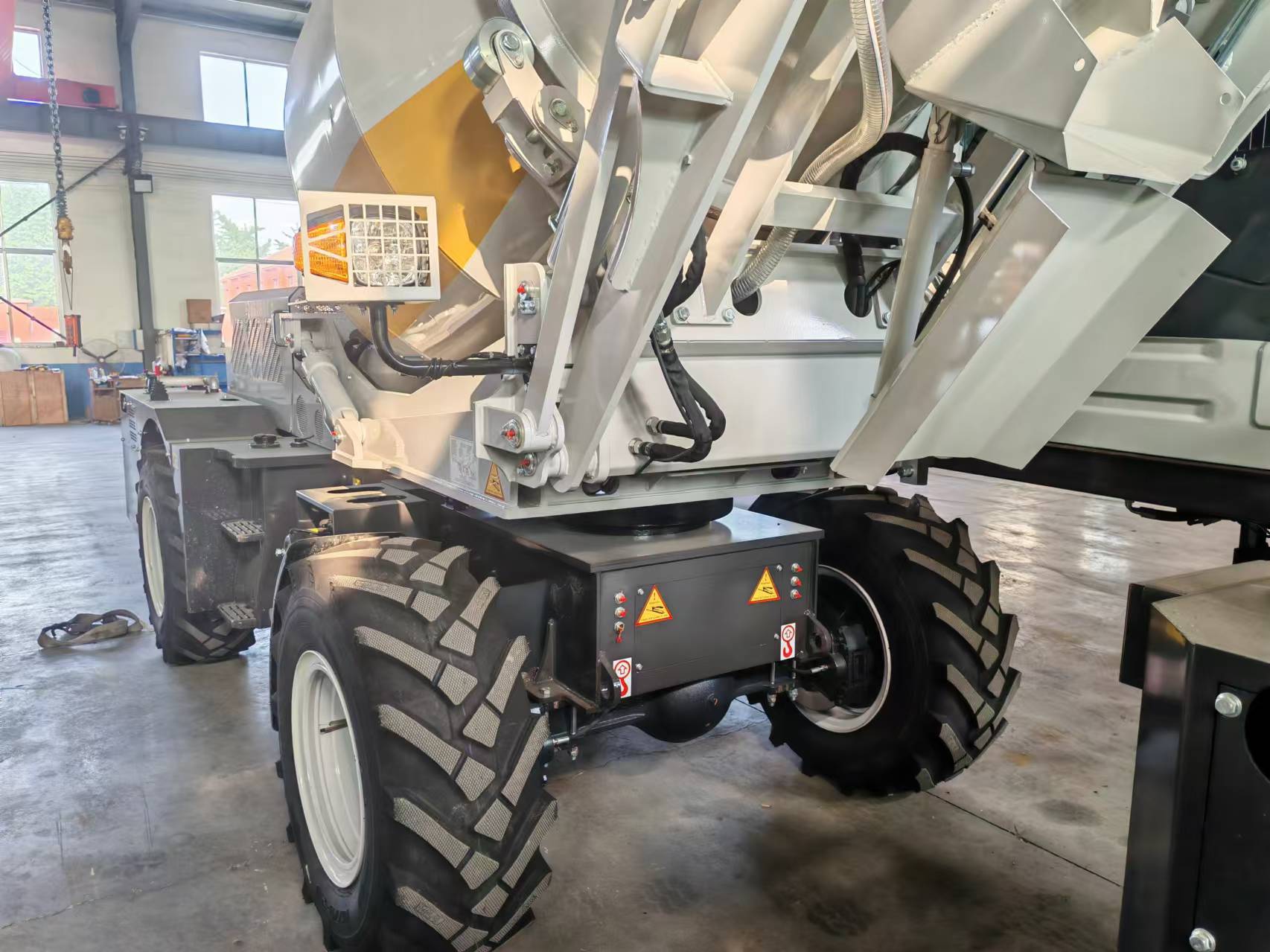 2.6m³ Self Loading Concrete Mi - огляд і ціна Heavy Equipment Mixer