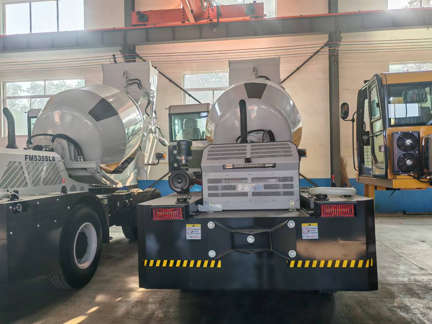 2.6m³ Self Loading Concrete Mi - огляд і ціна Heavy Equipment Mixer